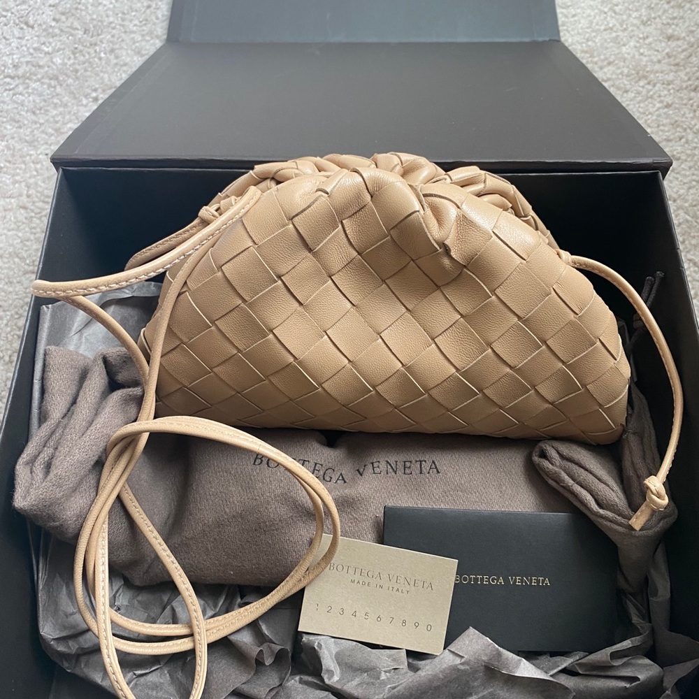 - Bottega Veneta Mini pouch in powder